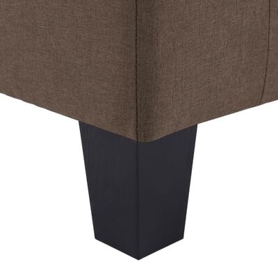 Pé de mobiliário preto com tecido castanho ao fundo