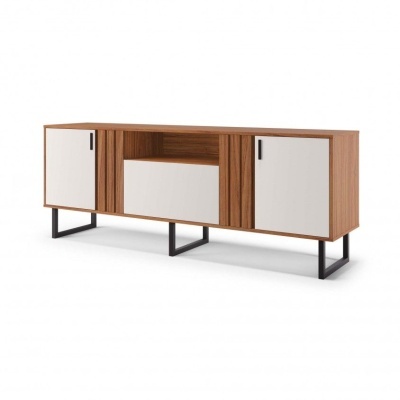 Aparador moderno em madeira castanho claro com portas e gavetão brancos e pés metálicos pretos