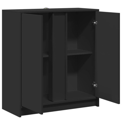 Armário preto com duas portas abertas mostrando prateleira interior