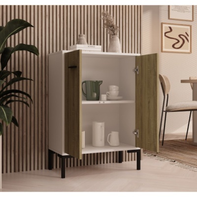 Armário baixo branco com portas em madeira clara numa sala com parede riscada e decoração minimalista