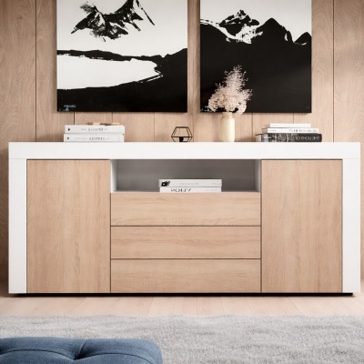 Aparador branco e madeira clara contra parede de madeira com pinturas em preto e branco