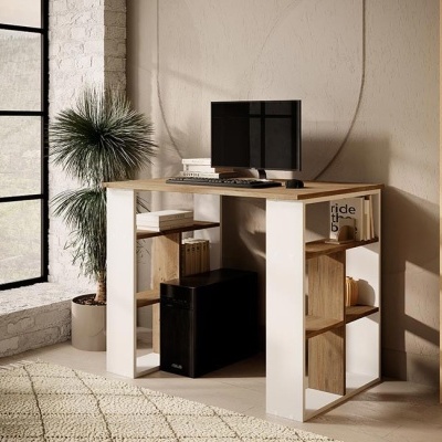 Mesa de escritório com tampo de madeira clara e prateleiras brancas e de madeira, em ambiente com parede clara, plantas e carpete bege