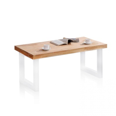 Mesa de madeira clara com pernas brancas, copos e livro