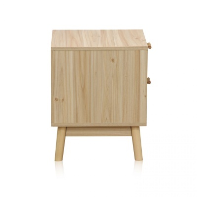 Móvel pequeno de madeira clara com porta e quatro pernas
