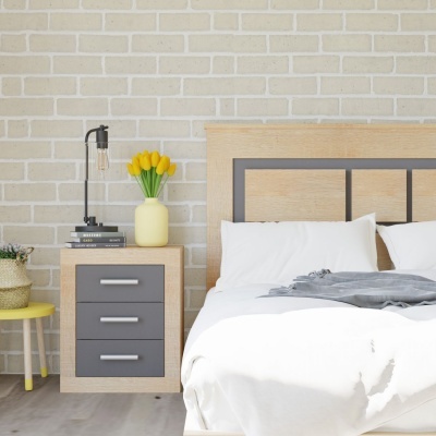 Quarto com cabeceira de madeira clara, cama branca, mesa de cabeceira com gavetas cinzentas e lâmpada preta