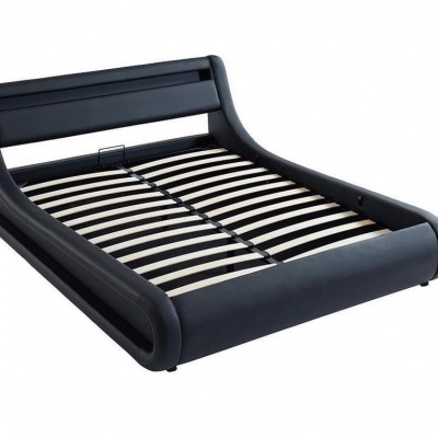 Cama de casal em couro preto com ripas de madeira