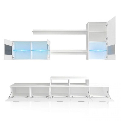 Móveis de parede brancos com iluminação azul e portas abertas