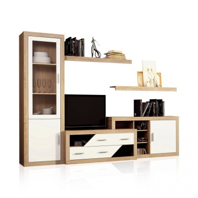 Móvel de sala modular em madeira clara com portas brancas, porta de vidro e prateleiras