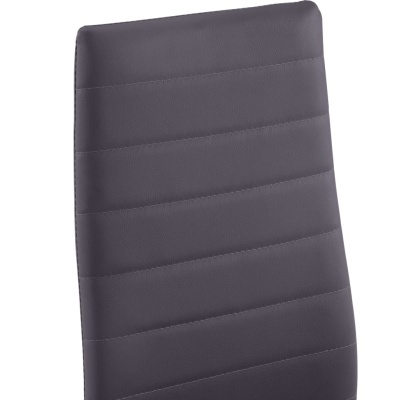 Cadeira estofada cinzenta com costuras horizontais em fundo branco