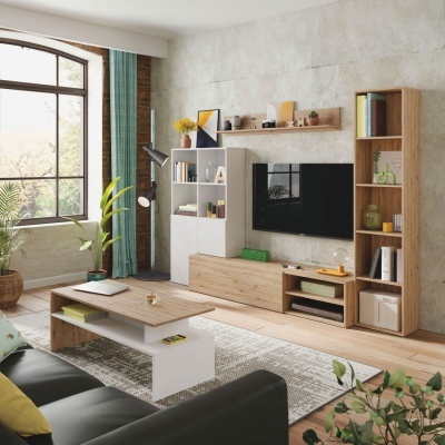 Sala de estar com móveis de madeira clara, móvel TV, estante, mesa de centro branca, sofá escuro e plantas