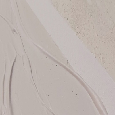 Parede branca texturada com relevo e ranhuras