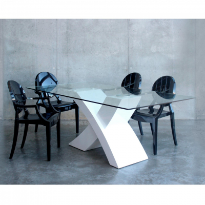 Mesa de jantar com tampo de vidro e base branca em X com quatro cadeiras pretas