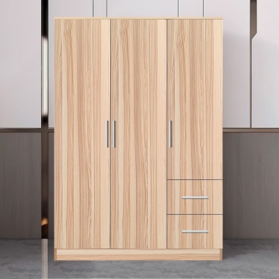 Roupeiro em madeira clara com portas e gavetas e puxadores metálicos