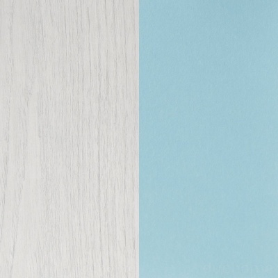 Superfície de madeira clara ao lado de superfície azul celeste