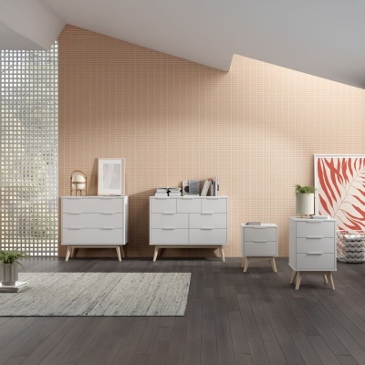 Conjunto de móveis brancos com pés de madeira clara em sala clara e moderna