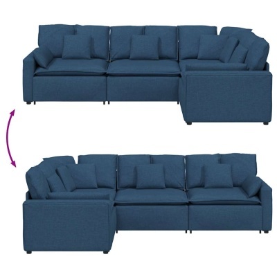 Sofá seccional azul escuro com almofadas e base com pés pretos, em duas configurações