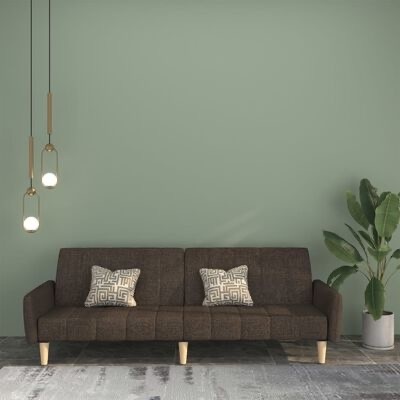 Sofá castanho com almofadas, pendentes dourados e planta em vaso branco