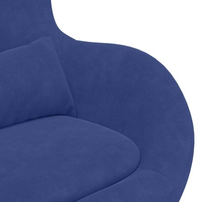 Poltrona azul aveludada com almofada de apoio