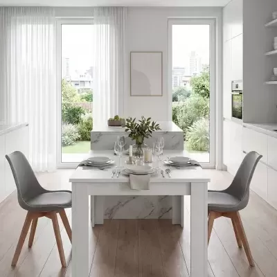 Cozinha branca moderna com mesa e cadeiras cinzentas em madeira e decoração minimalista