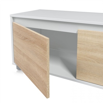 Móvel com portas em madeira clara e estrutura branca