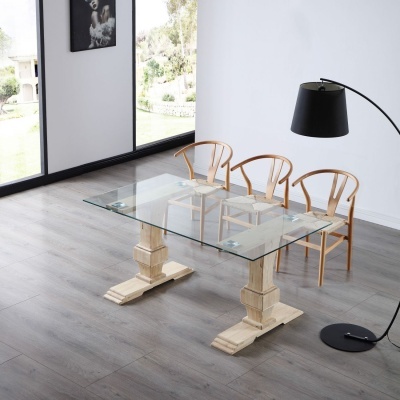 Mesa de jantar em vidro e madeira com três cadeiras claras e luminária de piso preta em sala minimalista