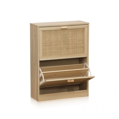 Sapateira de madeira clara com portas batentes e padrão de palhinha