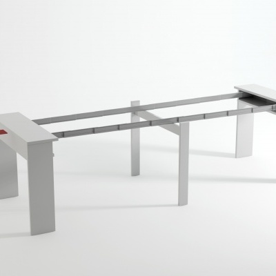 Estrutura metálica extensível para mesa com pernas brancas e barras cinzentas, setas vermelhas nas extremidades.