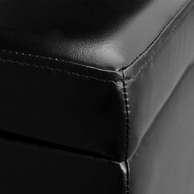 Canto de caixa ou bolsa em couro preto com costura visível