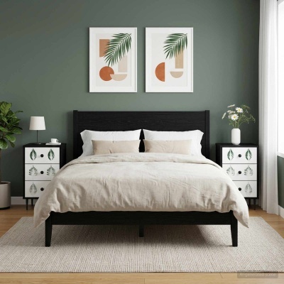 Quarto com cama preta e mesas de cabeceira decoradas com folhas verdes