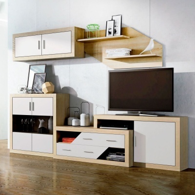 Móvel de sala moderno em madeira clara com portas brancas e televisão