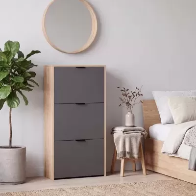 Móvel cinzento com estrutura em madeira e decoração minimalista