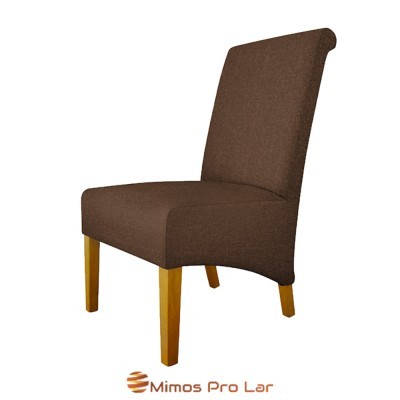 Cadeira estofada castanha com pernas de madeira clara, texto Mimos Pro Lar