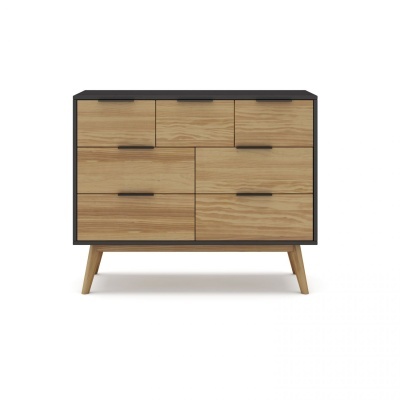 Cómoda moderna de madeira clara com gavetas e puxadores pretos