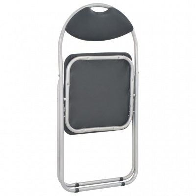 Cadeira dobrável preta com estrutura metálica prateada