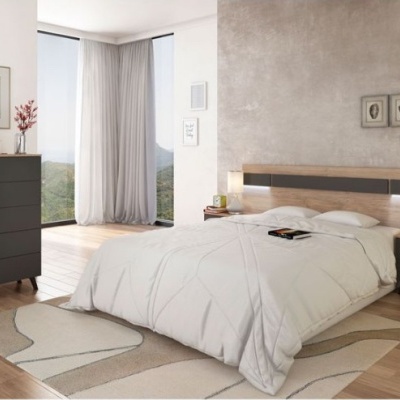 Quarto moderno com cama de madeira clara, mobiliário cinzento e decoração minimalista