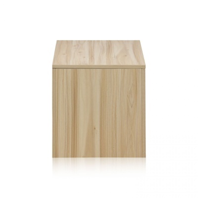 Cubo de madeira claro vista frontal em fundo branco