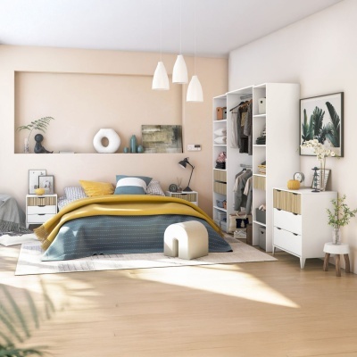 Quarto moderno com cama azul e amarelo, armário branco aberto e móveis brancos com detalhes em madeira