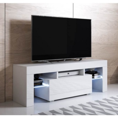 Móvel de televisão branco com televisão preta em sala com parede de madeira clara