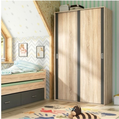 Guarda-roupa de madeira clara com portas deslizantes e detalhes cinzentos num quarto infantil
