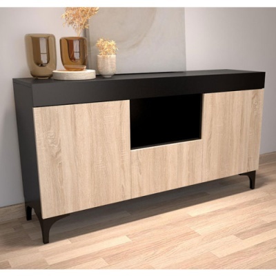 Aparador preto com portas de madeira clara, decorado com recipientes castanho-âmbar e vaso com flores secas