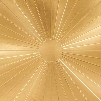Prato decorativo dourado com padrão de linhas radiantes