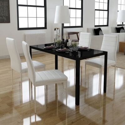 mesa de jantar preta com quatro cadeiras brancas estofadas em sala luminosa