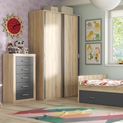 Quarto infantil com móveis em madeira clara e cinza, relógio vermelho, tapete colorido e decoração infantil