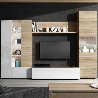 Móvel modular para sala com madeira clara, branco lacado, prateleiras abertas, televisão e decoração com letra LOVE