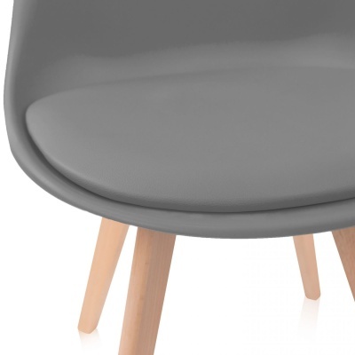 cadeira cinza com assento acolchoado e pernas em madeira clara