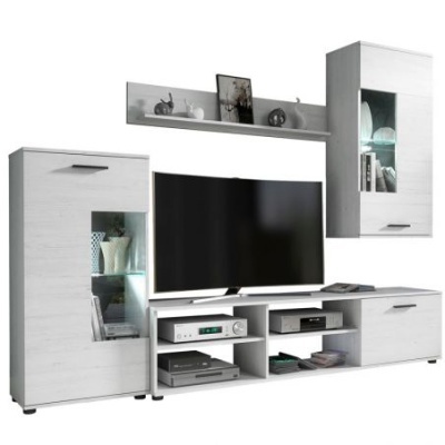 Conjunto de móveis de sala de estar em madeira clara com televisão e prateleiras