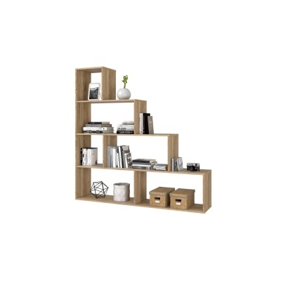 Estante de madeira castanho claro em formato de escada com livros, caixas e objetos decorativos