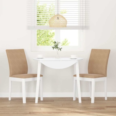 Mesa de jantar branca com tampo dobrável, duas cadeiras castanhas com estrutura branca e luminária pendente em vime