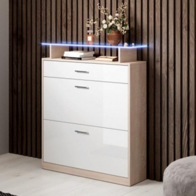 Móvel de arrumação em madeira clara com gavetas brancas e decoração em parede de madeira escura