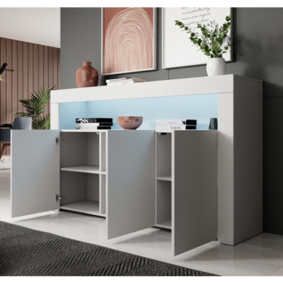 Aparador branco com portas abertas e decoração minimalista